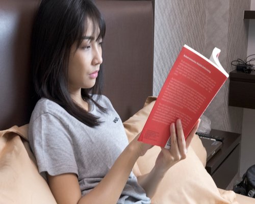 Momen istirahat dan membaca buku di sore hari